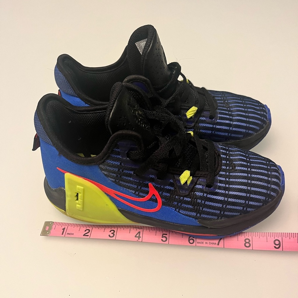 LeBron’s Witness basketball shoes size 1.5Y